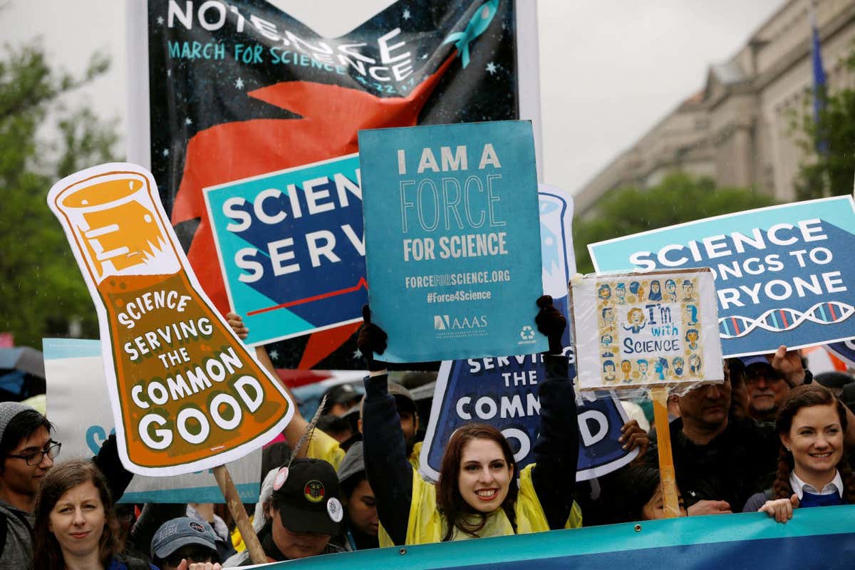 Demonstrators march to the U.S. Capitol during the March for Science in Washington, U.S., April 22, 2017. REUTERS/Aaron P. Bernstein - RC125E31BBB0
