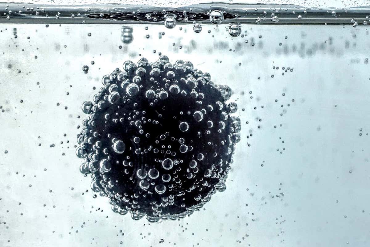 A 3D-printed sphere dancing in carbonated water