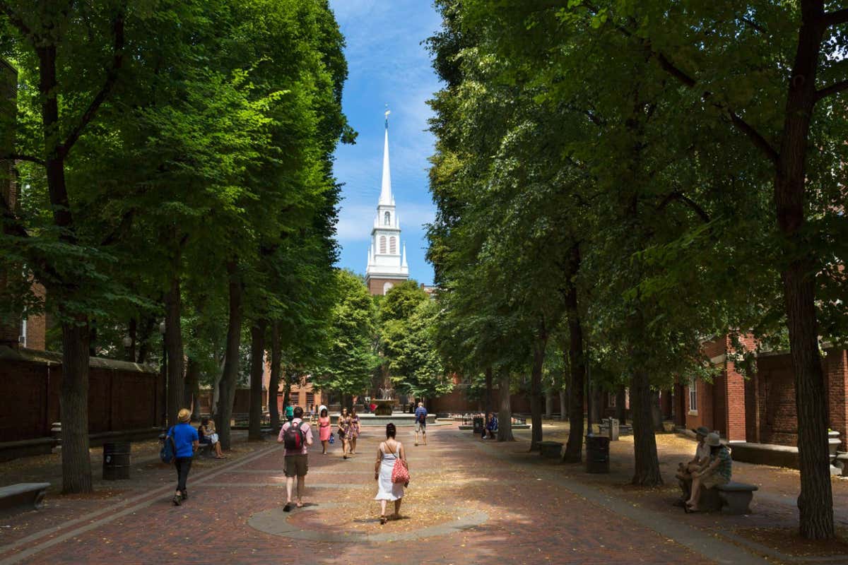 CX3N7J View down Paul Revere Mall to the Old North Church on the Freedom Trail, North End, Boston, Massachusetts, USA